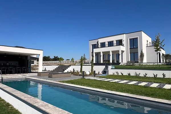 Вилла с бассейном и сауной. Долгосрочная аренда в T5lGod4k, 300 м², 3 000 € - ID: 658