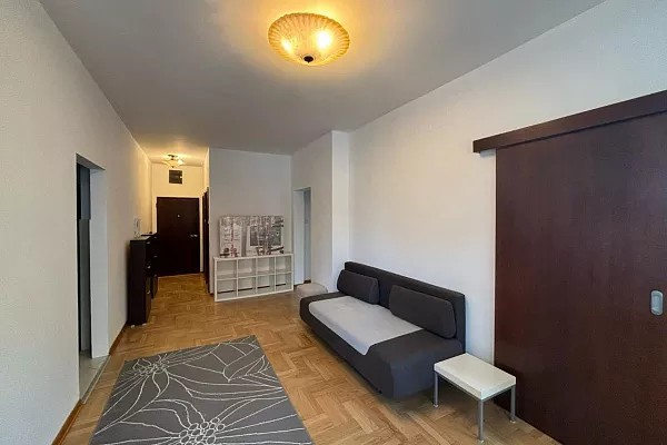 Квартира с тремя спальнями и 2 санузлами в T5lGod4k, Zvezdara, 70 м², 800 € - ID: 484